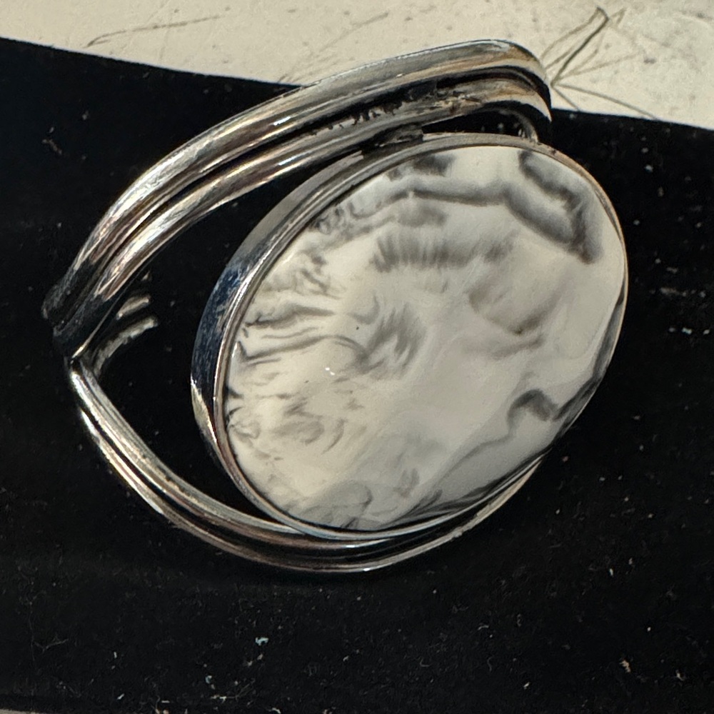 Elegant Silver and White Women's Ring